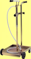 Pompe manuelle fournie avec chariot adaptée aux tonnelets de 30/60 kg. 